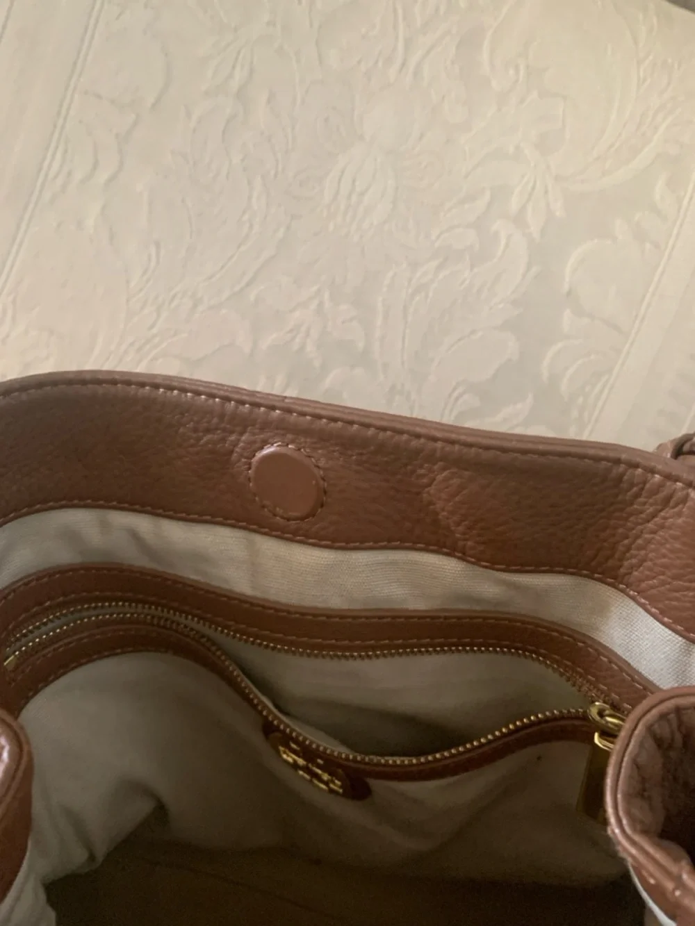Tory Burch Brown Leather Shoulder Bag with Gold Logo - Picture 8 of 10